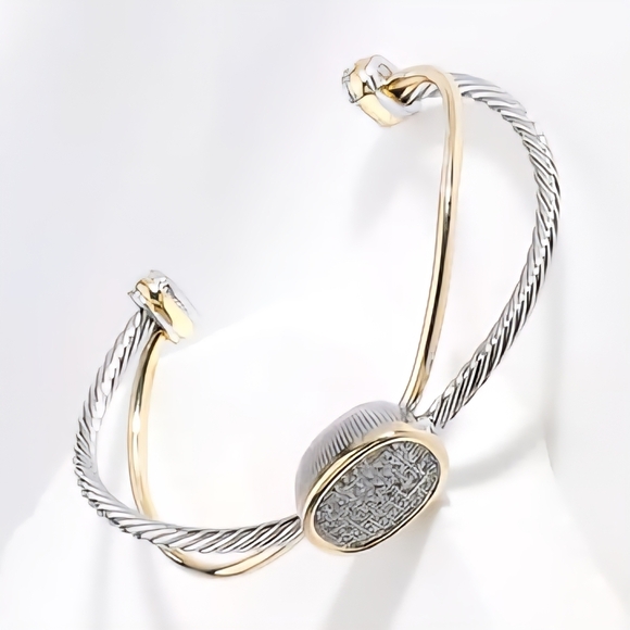 Stylist Cuff Bracelet New - Picture 2 of 4